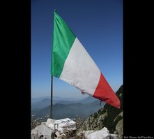 Il Ninno dell'Acellica: bandiera tricolore e libro di Vetta CAI