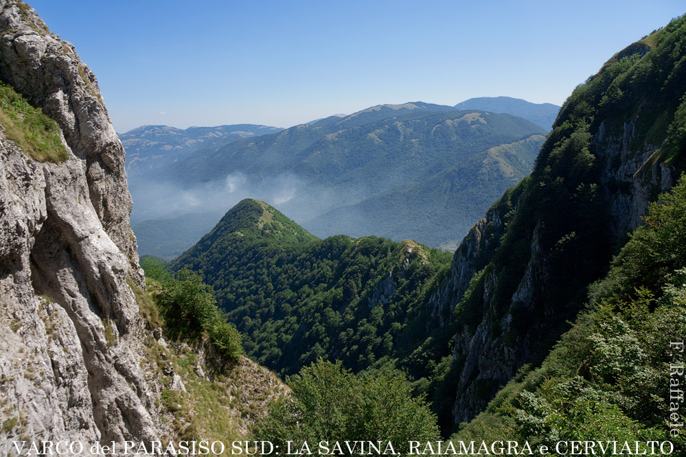 Varco del Paradiso Sud: La Savina (in primo piano a destra 'Lo Spaccaturo' e la 'Pettenessa', ovvero il tratto più alto della Savina). Sullo sfondo i Picentini orientali