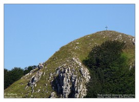 Dopo la statua di San Pietro, anche una croce in metallo sulla cima Nord dell'Accellica...