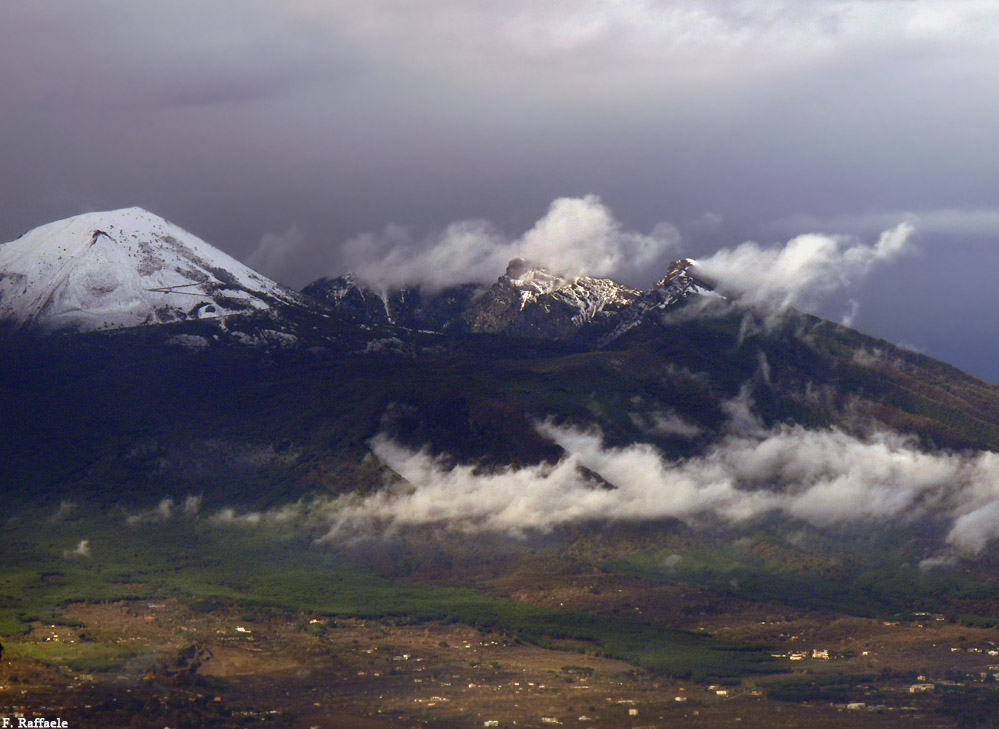 Zoommata su Vesuvio e Somma