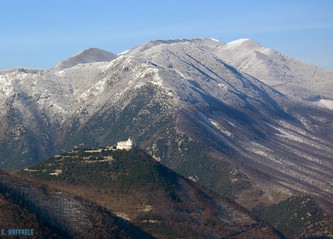 Il Santissimo Salvatore e il Mt. Sassosano sopra Montella. Sullo sfondo il Terminio.