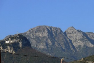 Monte S. Liberatore e le due cime del Mt. Finestra, dal centro di Salerno (ore 9:47)
