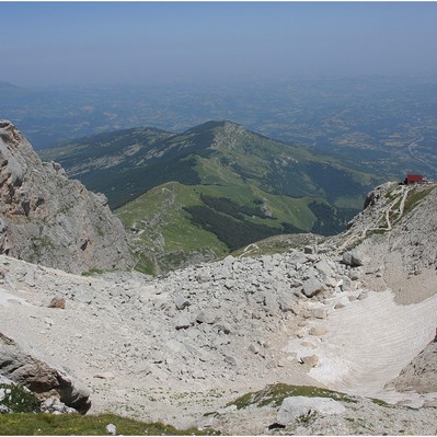 Nevaio semiperenne nel Vallone delle Cornacchie a monte del Rif. Franchetti (dalla Sella dei Due Corni)