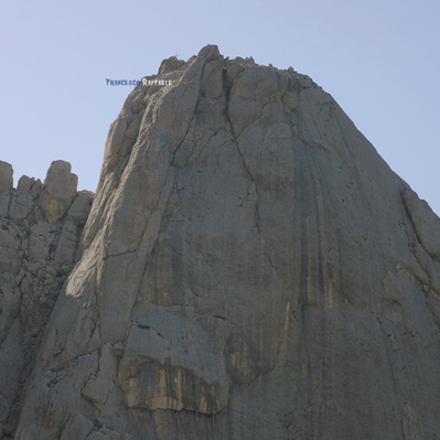 Lo scudo roccioso del 'Monolito' e la cima del Corno Piccolo (da E)