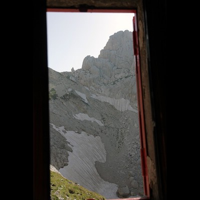 Nevaio semiperenne sotto la 'Sella dei Due Corni', da una finestra del Rifugio Franchetti