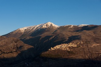 Monte Chiarano (propagine meridionale del Mt. Greco) e il paesino di Scontrone