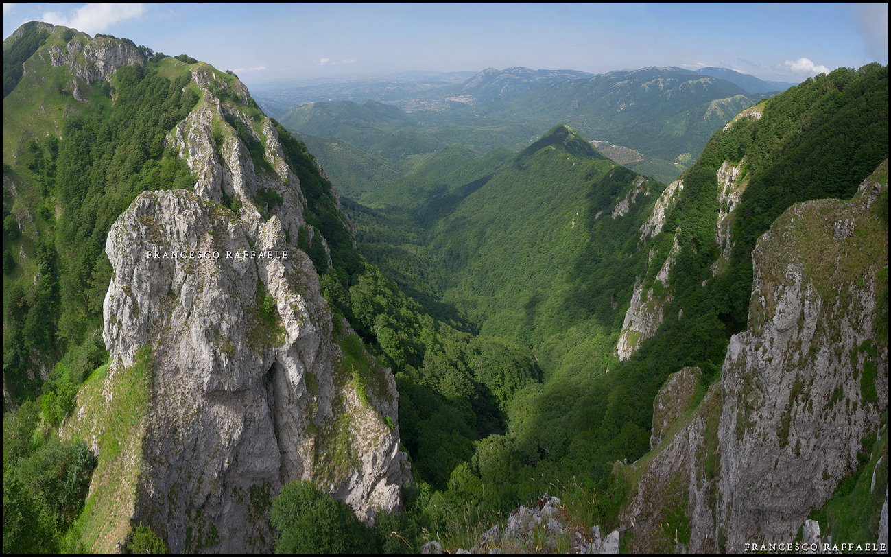 Varco del Paradiso (Sud, in basso a sin.), Ninno e cima Nord (in alto a sin.) dell'Acellica. Al centro Vall. Za'Chela - Raio di Ferriera e la cresta della Savina. A des. la propaggine NE della Pettinessa