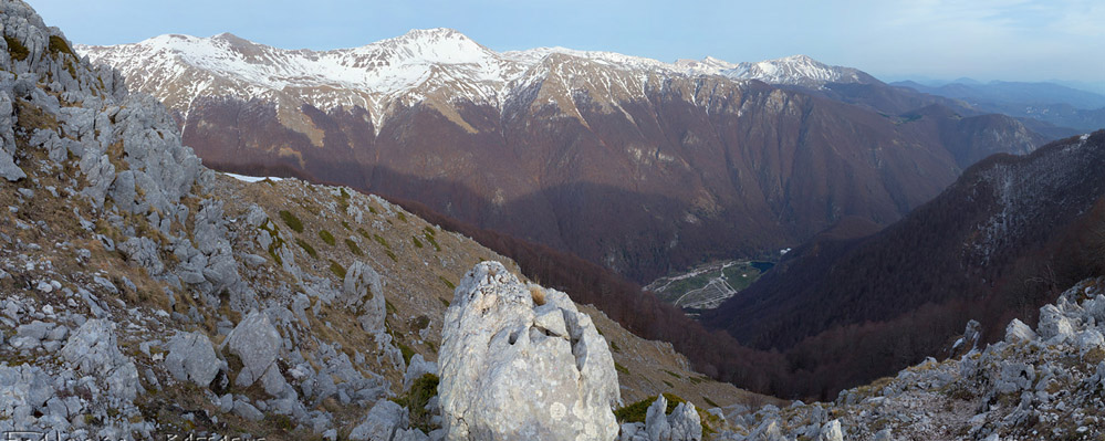 Al centro il Vallone di Fonte Chiariglio (percorso dal sent. N3 che sale presso la Torretta di Paradiso al Passo dei Monaci)