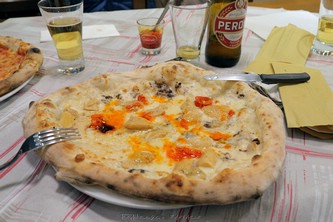 Un must la pizza Porcini, tartufo e peperoncino da "LO SCOIATTOLO" (Colli al Volturno)