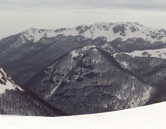 Versante laziale: Monte Mari e, sullo sfondo, Rocca Altiera - Bellaveduta