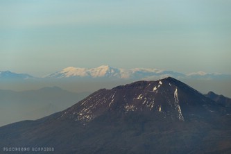 Il Vesuvio con dietro la Serra Rocca Chiarano - Mt. Greco - Toppe d. Tesoro/Aremogna