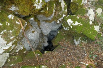 L'altra grotta a pochi passi dalla cima